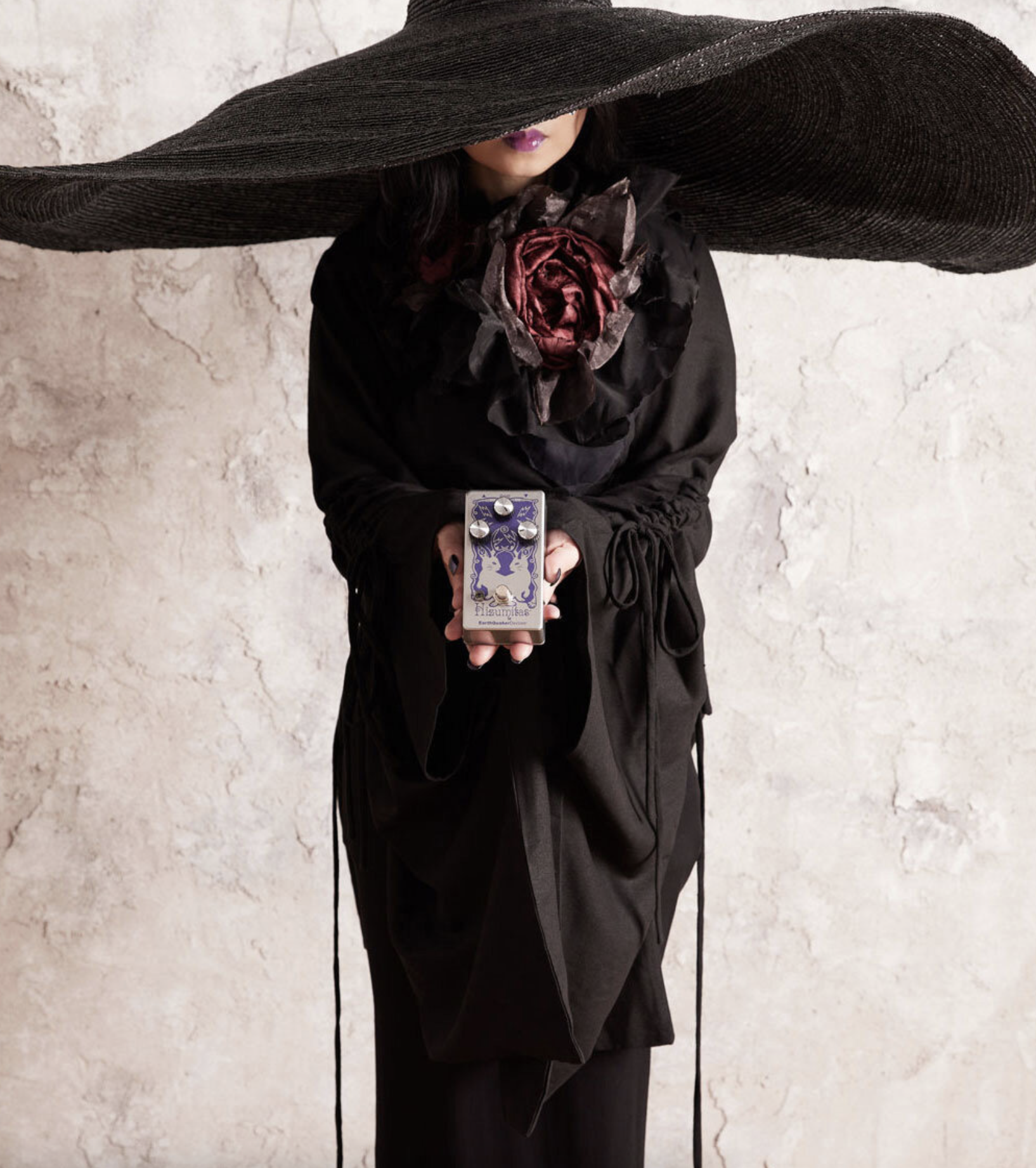 Wata of Boris, holding the Hizumitas Fuzz Sustainer